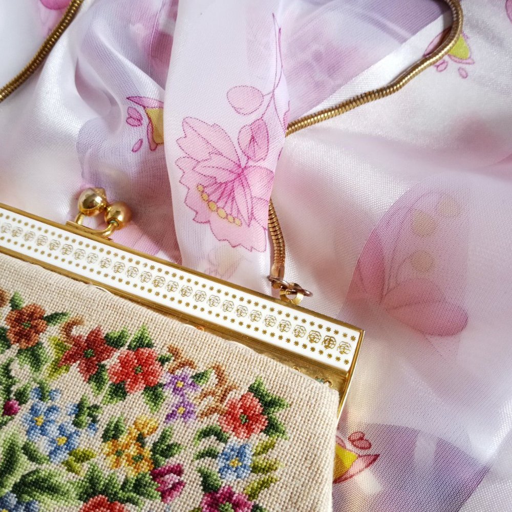 VTG // Structured Floral Tapestry Purse - Picture 2 of 4